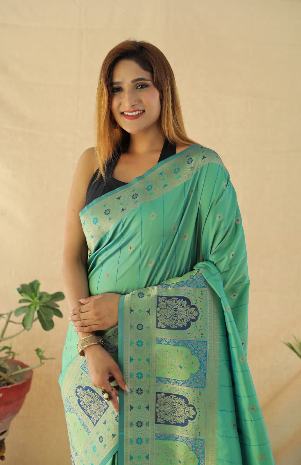 Green Weaving saree with pallu detail – view 2
